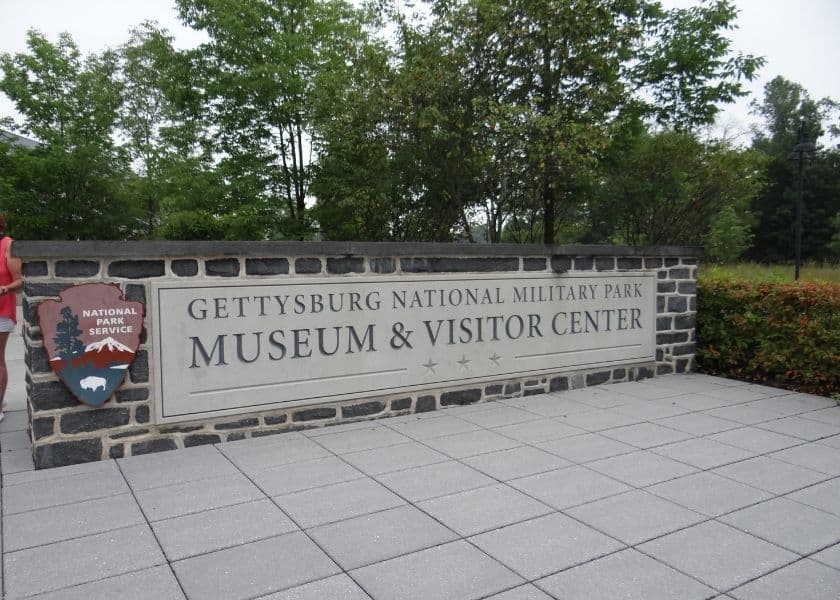 gettysburg national military park museum and visitor center entrance sign at gettysburg battlefield gettysburg national military park museum and visitor center entrance sign at gettysburg battlefield